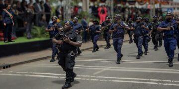Politie agenten tijdens het defilé en de parade bij de inauguratie van president Jennifer Geerlings-Simons. Beeld:KPS