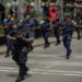 Politie agenten tijdens het defilé en de parade bij de inauguratie van president Jennifer Geerlings-Simons. Beeld:KPS
