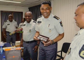 melvin Pinas Bryan Issacs Op maandag 11 augustus 2025 heeft hoofdcommissaris van politie Bryan Isaacs officieel zijn functie als korpschef van het Korps Politie Suriname (KPS) overgedragen aan commissaris van politie Melvin Pinas, die voorlopig als waarnemend korpschef zal optreden. De overdracht vond plaats na een besluit van het bevoegd gezag om Isaacs per 6 augustus te ontheffen van zijn functie.