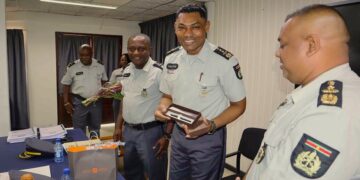 melvin Pinas Bryan Issacs Op maandag 11 augustus 2025 heeft hoofdcommissaris van politie Bryan Isaacs officieel zijn functie als korpschef van het Korps Politie Suriname (KPS) overgedragen aan commissaris van politie Melvin Pinas, die voorlopig als waarnemend korpschef zal optreden. De overdracht vond plaats na een besluit van het bevoegd gezag om Isaacs per 6 augustus te ontheffen van zijn functie.
