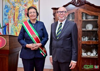 minOWC7 Onderwijsminister Dirk Currie wil ICT-onderwijs introduceren op de lagere scholen. Dit deelde hij mee aan journalisten na zijn beëdiging tot minister door president Jennifer Geerlings-Simons...