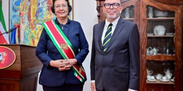 minOWC7 Onderwijsminister Dirk Currie wil ICT-onderwijs introduceren op de lagere scholen. Dit deelde hij mee aan journalisten na zijn beëdiging tot minister door president Jennifer Geerlings-Simons...