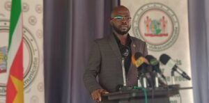 misiekaba Minister André Misiekaba van Volksgezondheid, Welzijn en Arbeid heeft het personeel van de Regionale Gezondheidsdienst (RGD) gevraagd om nog even geduld te hebben als het gaat om de uitbetaling van de overbruggingstoelage. “We hopen dat dit uiterlijk vrijdag is opgelost”, zei de bewindsman woensdag voor de aanvang van de Raad van Ministers.