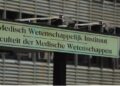 mwi Het numerus fixus-systeem voor de toelating tot de medische faculteit van Suriname en de toewijzing van de beperkte studieplekken zijn in De Nationale Assemblée ter discussie gesteld. Dat heeft geleid tot het maatschappelijke debat waaraan ik nu bijdraag. De directe aanleiding voor de discussie is het ogenschijnlijke verschijnsel dat overwegend één bepaalde bevolkingsgroep wordt toegelaten tot de medische faculteit. Daardoor zien delen van de samenleving zich niet en/of onvoldoende gerepresenteerd en ontstaat de indruk dat het toelatingssysteem hen uitsluit en die ene bevolkingsgroep bevoordeelt. Dit ogenschijnlijke verschijnsel is linksom-rechtsom het gevolg van het toelatingssysteem.