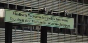 mwi Het numerus fixus-systeem voor de toelating tot de medische faculteit van Suriname en de toewijzing van de beperkte studieplekken zijn in De Nationale Assemblée ter discussie gesteld. Dat heeft geleid tot het maatschappelijke debat waaraan ik nu bijdraag. De directe aanleiding voor de discussie is het ogenschijnlijke verschijnsel dat overwegend één bepaalde bevolkingsgroep wordt toegelaten tot de medische faculteit. Daardoor zien delen van de samenleving zich niet en/of onvoldoende gerepresenteerd en ontstaat de indruk dat het toelatingssysteem hen uitsluit en die ene bevolkingsgroep bevoordeelt. Dit ogenschijnlijke verschijnsel is linksom-rechtsom het gevolg van het toelatingssysteem.