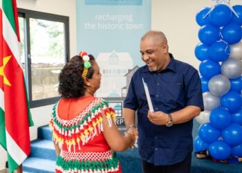 page2 img2 38 ondernemers en ambachtslieden die actief zijn aan de waterkant hebben een reeks aan praktijkgerichte trainingen succesvol afgerond. Dit is allemaal onderdeel van het Paramaribo Urban Rehabilitation Program....