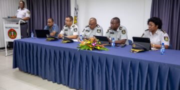 presspolitie 2 Het Korps Politie Suriname (KPS) heeft dinsdag 26 augustus 2025 een uitgebreid plan gepresenteerd om de algemene veiligheid in het land te versterken. Tijdens een persmoment gaf waarnemend korpschef Melvin Pinas toelichting op de maatregelen die de komende maanden zichtbaar moeten worden in de samenleving.