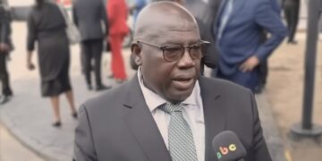 raymond Landveld min TCT Het ministerie van Transport, Communicatie en Toerisme (TCT) moet zijn huidige onderkomen aan de Jaggernath Lachmonstraat verlaten vanwege een aanzienlijke huurachterstand. Het gebouw is eigendom van Assuria N.V. Dat bevestigde minister Raymond Landveld zondag in het radioprogramma Welingelichte Kringen van ABC.