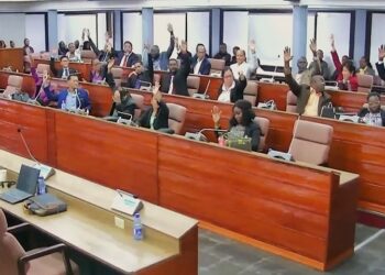 stemming begroting 2025 De Nationale Assemblee (DNA) heeft gisteravond laat de begroting voor het dienstjaar 2025 met in totaal 41 stemmen aangenomen. Zowel coalitie als oppositie stemden voor de wet, die volgens president Jennifer Simons noodzakelijk is om nationale uitdagingen aan te pakken.
