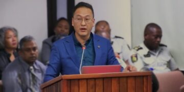 Stephen Tsang minister van Openbare Werken en Ruimtelijke Ordening (OWRO) tijdens de begrotingsbehandeling in DNA. beeld:DNA tv