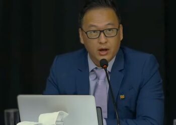 tsang regeringsvergadering Het ministerie van Openbare Werken en Ruimtelijke Ordening (OWRO) werkt momenteel aan de meest gevaarlijke en urgente wegen in Suriname. Dat verklaarde minister Stephen Tsang op maandag 25 augustus tijdens de regeringspersconferentie op het presidentieel paleis. Hij gaf daarbij meer uitleg over de aanpak.