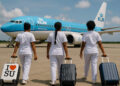 KLM vliegtuig op Suriname luchthaven met reizigers met bagage, KEY NEWS SURINAME.