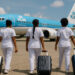 KLM vliegtuig op Suriname luchthaven met reizigers met bagage, KEY NEWS SURINAME.