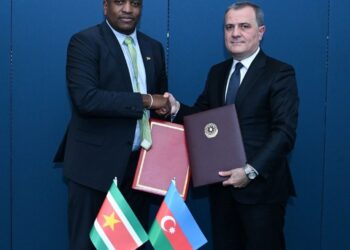 2025.09.22 BIS 01 Overeenkomst Suriname Azerbeidzjan 1024x940 1 Suriname en Azerbeidzjan hebben hun bilaterale relatie verder versterkt met de ondertekening van een overeenkomst tot afschaffing van de visumplicht voor houders van diplomatieke en dienstpaspoorten...