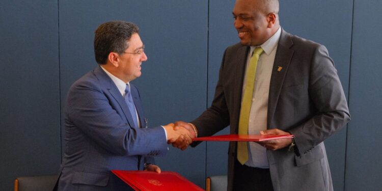 2025.09.22 BIS 02 Bilaterale verklaring Suriname Marokko 1536x1024 1 Suriname en Marokko hebben hun bilaterale relatie verder verstevigd met de ondertekening van een gezamenlijke verklaring. Minister Melvin Bouva van Buitenlandse Zaken, Internationale Handel en Samenwerking en zijn Marokkaanse ambtgenoot Nasser Bourita kwamen tijdens de 80ste Algemene Vergadering van de Verenigde Naties bijeen om de samenwerking uit te breiden en te verdiepen.