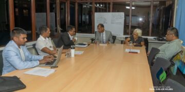 2025.09.25 Overleg OGM LVV 6 edited 2048x1151 1 De ministeries van Olie, Gas en Milieu en van LVV hebben op 25 september 2025 een strategisch overleg gehouden over duurzame landbouw. Ze willen klimaatslimme technieken inzetten, gesteund door een voorstel van USD 19,6 miljoen bij het Green Climate Fund. Doel: reductie van CO₂-uitstoot en versterking van voedselzekerheid.