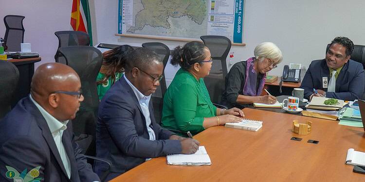 540337885 1091435093160947 1062960420853941854 n De zesde agrarische telling in Suriname wordt als bijzonder succesvol beschouwd. Volgens het ministerie van Landbouw, Veeteelt en Visserij (LVV) is aanzienlijke vooruitgang geboekt, mede dankzij nauwe samenwerking met de Food and Agriculture Organization (FAO)...
