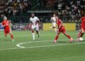 542557158 17918081544156466 2734404742488777588 n Het is Suriname gelukt om maandagavond in San Salvador te winnen van El Salvador en staat nu alleen op de eerste plaats in Groep A, in de race voor rechtstreekse plaatsing voor het FIFA-eindtoernooi van volgend jaar. En omdat de grote favoriet in deze groep, Panama, in eigen huis gelijkspeelde tegen Guatemala, telt deze zege van Natio eigenlijk voor anderhalf...