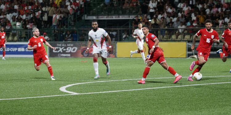 542557158 17918081544156466 2734404742488777588 n Het is Suriname gelukt om maandagavond in San Salvador te winnen van El Salvador en staat nu alleen op de eerste plaats in Groep A, in de race voor rechtstreekse plaatsing voor het FIFA-eindtoernooi van volgend jaar. En omdat de grote favoriet in deze groep, Panama, in eigen huis gelijkspeelde tegen Guatemala, telt deze zege van Natio eigenlijk voor anderhalf...