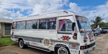 542756367 122312799308001925 5215298106611114410 n Een buschauffeur is woensdagochtend op de Indira Gandhiweg aangehouden nadat hij zijn voertuig stopte om passagiers te laten in- en uitstappen, wat zorgde voor onnodige verkeersbelemmering.