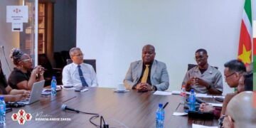 542760347 1098610115790109 6247752676482446387 n Minister Marinus Bee van Binnenlandse Zaken (BiZa) heeft maandag 1 september 2025 de eerste officiële directievergadering gehouden. Met de wekelijkse bijeenkomsten wil hij meer structuur en gezamenlijke verantwoordelijkheid in de besluitvorming brengen...