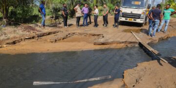 546614672 1227921176043887 6059896741655999005 n Minister Stephen Tsang van Openbare Werken en Ruimtelijke Ordening (OWRO) heeft vandaag de Brantimakaweg bezocht, waar met spoed herstelwerkzaamheden plaatsvinden na een ernstige wegafkalving.