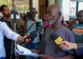 546616129 814835334271578 411101055451943941 n Een groep onlangs ontslagen werknemers van Newmont Suriname, onder wie Alexander Abisoina, heeft vrijdag 12 september een petitie aangeboden aan De Nationale Assemblée (DNA).