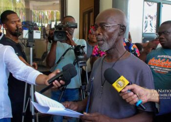 546616129 814835334271578 411101055451943941 n Een groep onlangs ontslagen werknemers van Newmont Suriname, onder wie Alexander Abisoina, heeft vrijdag 12 september een petitie aangeboden aan De Nationale Assemblée (DNA).