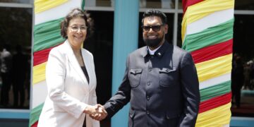 548096060 122171101820425497 60414079838060544 n President Irfaan Ali van Guyana is zojuist aangekomen in Suriname voor een officieel werkbezoek. In het rijstdistrict Nickerie staat een ontmoeting met president Jennifer Simons op het programma, waar beide staatshoofden in gesprek gaan over uiteenlopende vraagstukken die van groot belang zijn voor de toekomst van beide landen...