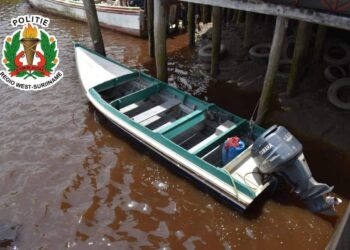 548368219 627473873776793 7677267090828005486 n Een gezamenlijk politieteam bestaande uit Maritiem West en RBT West, ondersteund door het Nationaal Leger, heeft op woensdag 17 september 2025 bij de Clara Sluis een zogenoemde go-fast boot in beslag genomen.