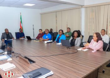 Minister Bee: “Integriteit en transparantie centraal bij BiZa” 6 550733772 1115425304108590 2136165170315557618 n 1 1536x1127 1 De bevindingen werden maandag 22 september 2025 besproken tijdens de wekelijkse directievergadering van BiZa, onder leiding van minister Marinus Bee. Daarbij werd ook de voortgang van eerder vastgestelde actiepunten doorgenomen.