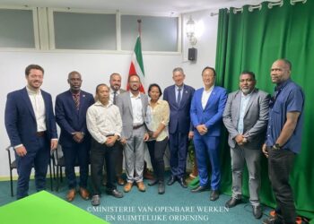 Suriname versterkt samenwerking binnen Bio-Plateaux-initiatief 2 553286562 1239954001507271 73730566940820836 n Suriname heeft op 24 september 2025 samen met Frans-Guyana en Brazilië een nieuwe stap gezet in de samenwerking rond duurzaam waterbeheer. Het Ministerie van Openbare Werken en Ruimtelijke Ordening (OWRO) nam deel aan de presentatie van het Bio-Plateaux 2-initiatief, een grensoverschrijdend programma dat zich richt op de bescherming van rivieren en waterbronnen in de regio.