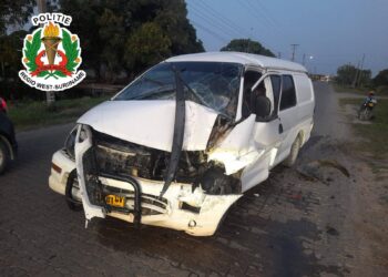 Bestuurder met vervallen rijbewijs en onder invloed veroorzaakt zware aanrijding in Nickerie 3 554286593 632233703300810 6811324472148118428 n Op dinsdag 23 september 2025 heeft zich omstreeks 18.55 uur een ernstig verkeersongeval voorgedaan aan de Ir. Mn. Ataoellahweg in het district Nickerie. De politie van Henar trof ter plaatse een bestelbusje op de weg aan, terwijl een pick-up in een kanaal langs de weg was beland. Beide voertuigen liepen aanzienlijke schade op...