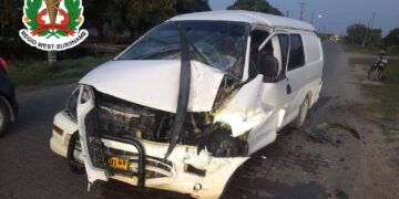 554286593 632233703300810 6811324472148118428 n Op dinsdag 23 september 2025 heeft zich omstreeks 18.55 uur een ernstig verkeersongeval voorgedaan aan de Ir. Mn. Ataoellahweg in het district Nickerie. De politie van Henar trof ter plaatse een bestelbusje op de weg aan, terwijl een pick-up in een kanaal langs de weg was beland. Beide voertuigen liepen aanzienlijke schade op...