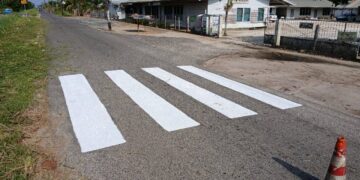 555541657 1241369761365695 3197375731481161371 n Ter voorbereiding op het nieuwe schooljaar heeft het ministerie van OWRO samen met districtsinstanties zebrapaden en verkeersplateaus vernieuwd in onder andere Meerzorg, Nieuw-Amsterdam en Tamanredjo. De maatregel vergroot de verkeersveiligheid rond scholen. OWRO roept weggebruikers op tot verantwoord rijgedrag, vooral in de buurt van overstekende schoolkinderen.