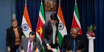 9e308f8e 1ca7 402e bce4 c16430357c97 1536x1024 1 Suriname en India hebben hun bilaterale samenwerking een nieuwe impuls gegeven met de ondertekening van een overeenkomst voor de uitvoering van zogenoemde Quick Impact Projects (QIPs)...