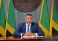 Andrew Holness Andrew Holness wordt later deze maand opnieuw geïnstalleerd als premier van Jamaica, na de overwinning van zijn Jamaica Labour Party bij de verkiezingen van 3 september 2025. President Jennifer Simons van Suriname bracht haar felicitaties over en benadrukte het belang van samenwerking binnen CARICOM...