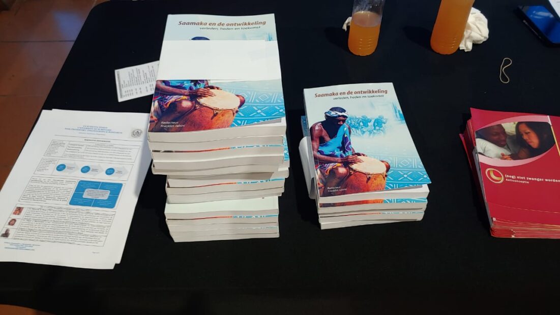 Boekentafel De Stichting Saamaka un Zunta ko a Wan noemt het jongerencongres dat onlangs is gehouden geslaagd. Lenie Josafath, bestuurslid van de stichting, is zeer tevreden over de opkomst en het verloop van het congres. “Zo een congres is niet iets waarvan je de vruchten vanmiddag al zal zien. De vruchten zal je pas na een poos zien. Maar die mindshift begint al op gang te komen. Ik denk dat de mensen die vandaag hier zijn heel veel hebben kunnen meenemen.”..