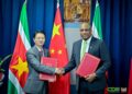 China Suriname 04 1536x1123 1 Het gaat om een gedeeltelijke schuldkwijtschelding en een akkoord over technische en economische samenwerking. De ondertekening vond plaats op het ministerie van Buitenlandse Zaken, Internationale Handel en Samenwerking (BIS). Daarbij zetten minister Melvin Bouva (BIS), minister Adelien Wijnerman (Financiën en Planning) en de Chinese ambassadeur Lin Ji hun handtekening.