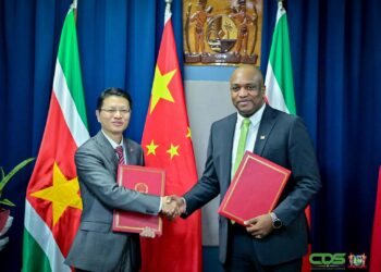 China Suriname 04 1536x1123 1 Het gaat om een gedeeltelijke schuldkwijtschelding en een akkoord over technische en economische samenwerking. De ondertekening vond plaats op het ministerie van Buitenlandse Zaken, Internationale Handel en Samenwerking (BIS). Daarbij zetten minister Melvin Bouva (BIS), minister Adelien Wijnerman (Financiën en Planning) en de Chinese ambassadeur Lin Ji hun handtekening.