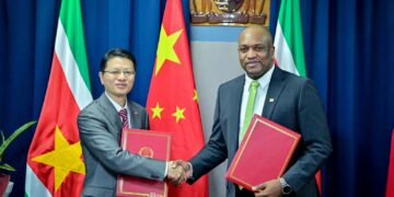 China Suriname 04 1536x1123 1 Het gaat om een gedeeltelijke schuldkwijtschelding en een akkoord over technische en economische samenwerking. De ondertekening vond plaats op het ministerie van Buitenlandse Zaken, Internationale Handel en Samenwerking (BIS). Daarbij zetten minister Melvin Bouva (BIS), minister Adelien Wijnerman (Financiën en Planning) en de Chinese ambassadeur Lin Ji hun handtekening.