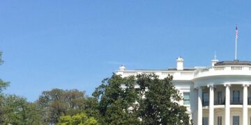 DC WhiteHouseGrounds 13 EleanorCox 2016 Hero e1757326878878 De internationale diplomatie rond de oorlog in Oekraïne krijgt deze week een nieuwe wending. Europese leiders reizen naar de Verenigde Staten om met president Donald Trump te spreken over mogelijke oplossingen voor het conflict. Trump kondigde bovendien aan binnenkort ook met de Russische president Vladimir Putin in gesprek te willen gaan...