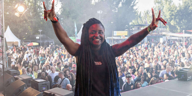 DJ Jemaya debuut Kwaku Summer Festival Muziek is voor DJ Jemaya nooit zomaar een bezigheid geweest, het is een levensmissie. Al zeventien jaar staat zij achter de draaitafels, gedreven door dezelfde passie die haar ooit op kleine huisfeesten deed beginnen. Wat begon als een hobby, groeide uit tot een professionele carrière met optredens op lokale evenementen, clubs en uiteindelijk ook internationale podia...