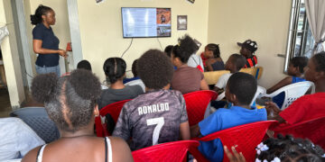 DJI 20250912 102140 979 De Nationale Milieu Autoriteit (NMA) heeft onlangs deelgenomen aan de vakantieschool van de Para Women’s Business (PWB) Association. Tijdens deze educatieve week werden jongeren bewust gemaakt van het belang van milieubehoud en duurzaam ondernemen.