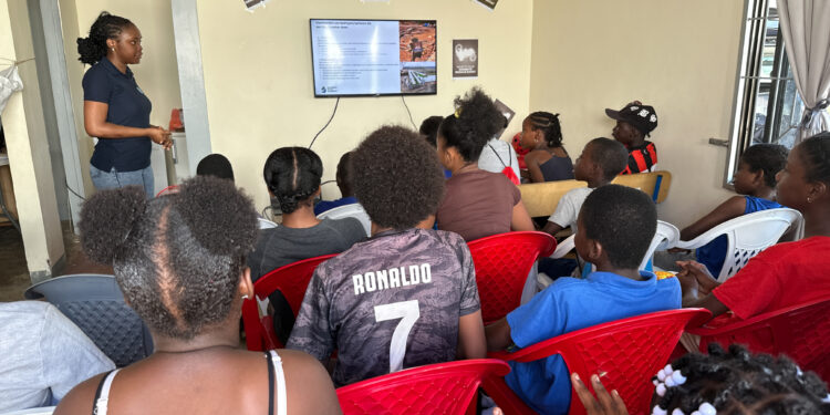 DJI 20250912 102140 979 De Nationale Milieu Autoriteit (NMA) heeft onlangs deelgenomen aan de vakantieschool van de Para Women’s Business (PWB) Association. Tijdens deze educatieve week werden jongeren bewust gemaakt van het belang van milieubehoud en duurzaam ondernemen.