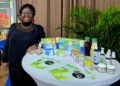 De directeur van JOAB Global Mirjam Georges Aboikoni 002 De Suriname Hospitality and Tourism Association (SHATA) lanceerde de ‘SHATA Pramisi Sustainable Pledge’ om toeristische bedrijven te stimuleren duurzamer te ondernemen en het milieu te beschermen. Het initiatief richt zich op recycling en verantwoord afvalbeheer, met steun van organisaties zoals Support Recycling Suriname (SuReSur). Er is echter behoefte aan meer educatie en actief overheidsbeleid om afvalscheiding effectief te implementeren.