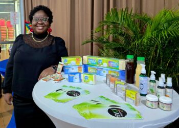 De directeur van JOAB Global Mirjam Georges Aboikoni 002 De Suriname Hospitality and Tourism Association (SHATA) lanceerde de ‘SHATA Pramisi Sustainable Pledge’ om toeristische bedrijven te stimuleren duurzamer te ondernemen en het milieu te beschermen. Het initiatief richt zich op recycling en verantwoord afvalbeheer, met steun van organisaties zoals Support Recycling Suriname (SuReSur). Er is echter behoefte aan meer educatie en actief overheidsbeleid om afvalscheiding effectief te implementeren.