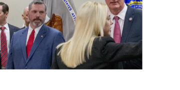 Erik Siebert hoofdaanklager De Amerikaanse hoofdaanklager Erik Siebert van het Oostelijk District van Virginia heeft vrijdag zijn ontslag ingediend, kort nadat president Donald Trump publiekelijk zijn vertrek eiste.