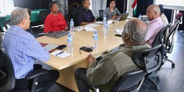 Foto New Mont 14 sept 2025 Newmont Suriname heeft op vrijdag 12 september een presentatie gegeven aan onderminister Radj Jadnanansing (Volksgezondheid, Welzijn en Arbeid) over de internationale structuur van het bedrijf, de positie van de Merian-mijn en een gefaseerde, vrijwillige afvloeiingsregeling die per 6 september is gestart.