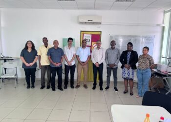 Foto overleg met Verslavingzorg 1 1536x1152 1 Het Ministerie van Volksgezondheid, Welzijn en Arbeid (VWA) zet stappen om te komen tot een overkoepelend welzijnsbeleid voor de Surinaamse samenleving. De focus ligt op vier thema’s: welzijn op de werkvloer, huiselijk geweld, middelenmisbruik en suïcidepreventie...